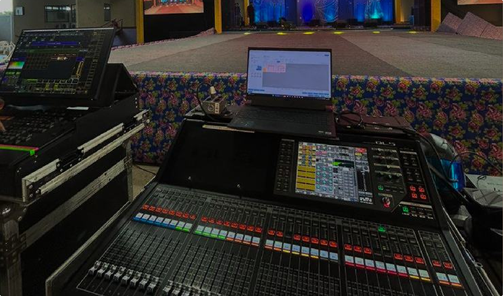 Produção completa para eventos com controle técnico de som e palco
